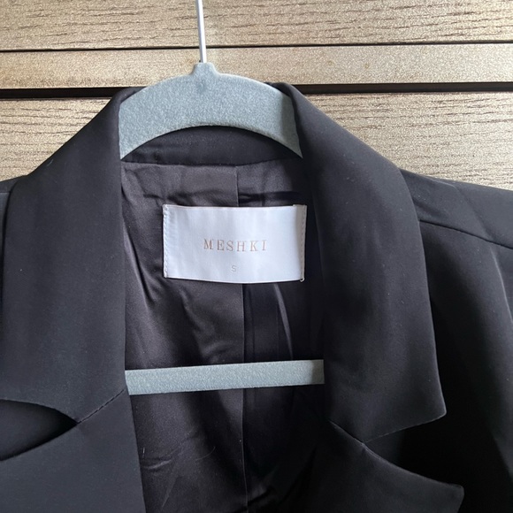Meshki Luella crop flare sleeve black blazer - Picture 3 of 5